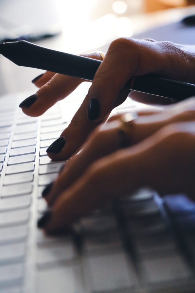 Mains tapant sur un clavier d'ordinateur