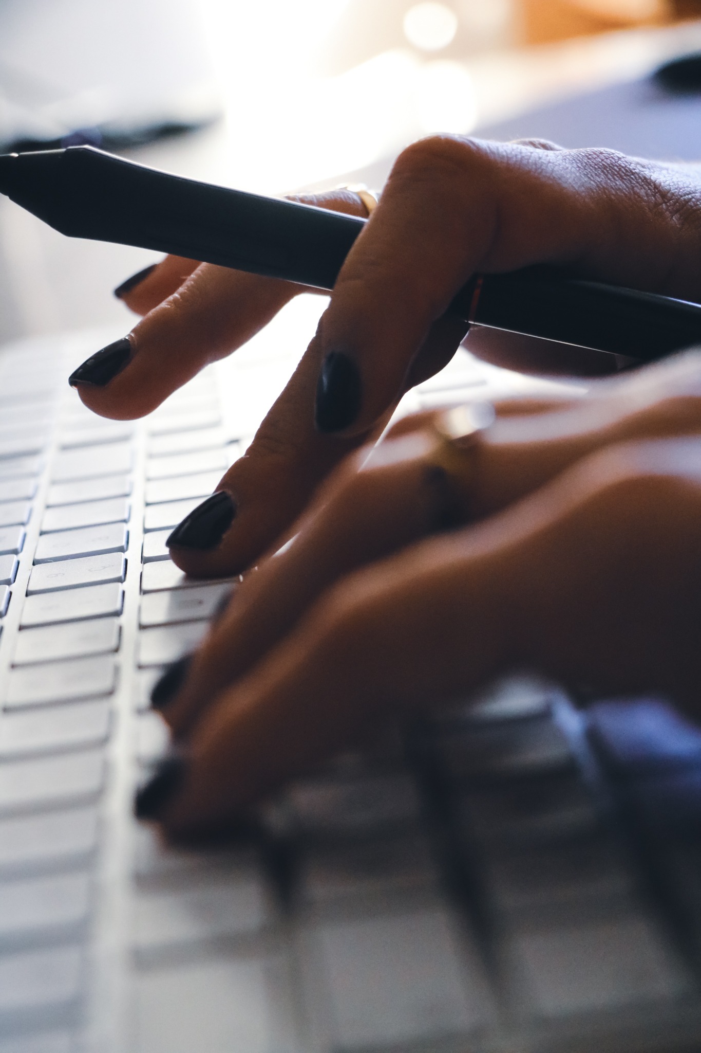 Mains tapant sur un clavier d'ordinateur